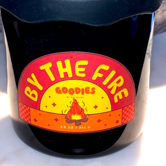 DW HOME CANDLE BY THE FIRE GOODIES RICHLY SCENTED NEW - Picture 3 of 6